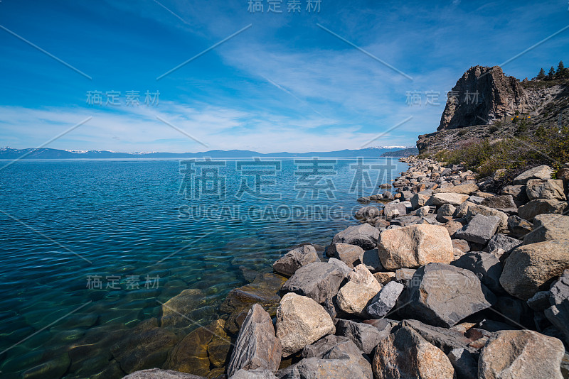 加州太浩湖阳光明媚的夏日