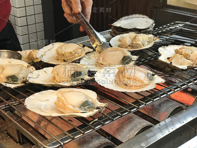 美味的烤扇贝在日本大阪黑门市场出售。