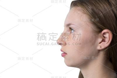 白色背景下的少女