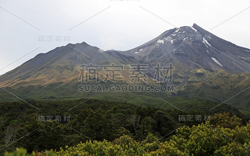 埃格蒙特山的两个火山口