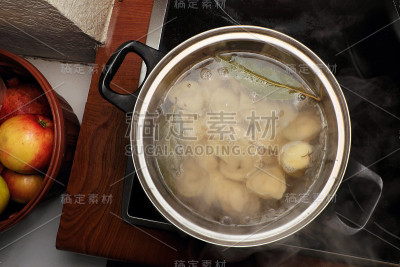 用平底锅煮的俄罗斯自制饺子