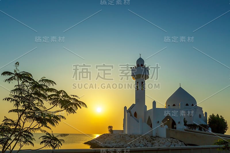 美丽的Al Khobar滨海清真寺晨景-沙特阿拉伯