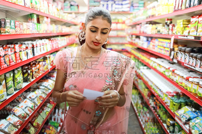 在超市拿着清单的女士