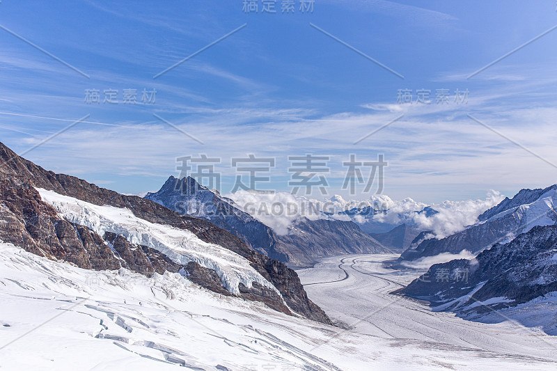 伟大的阿莱奇冰川世界遗产瑞士和伯尔尼阿尔卑斯山和少女峰雪山山顶从欧洲少女峰与蓝色的天空在夏季背景和复