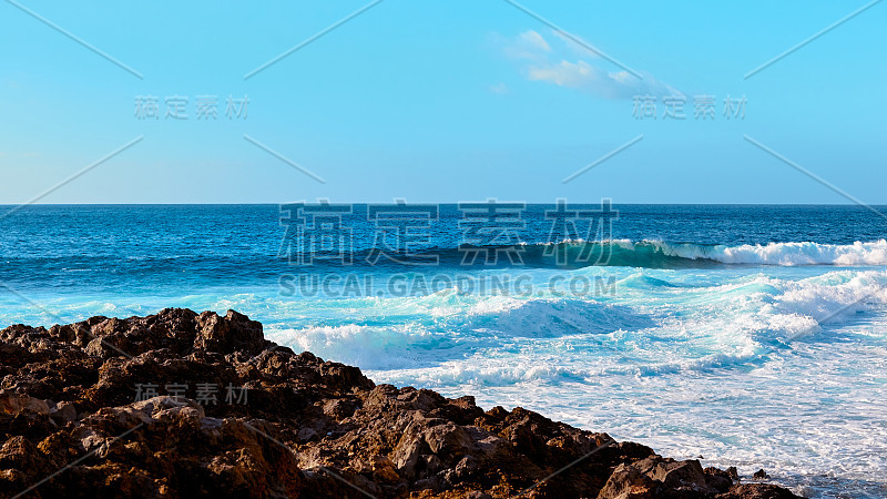 夏日里，海岛海岸上的海浪景色令人惊叹。海滨度假胜地。旅游、旅游、度假。