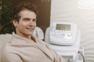年轻英俊的男子拜访美容师