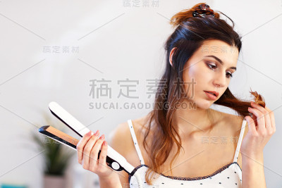 一个年轻女人早上站在浴室里