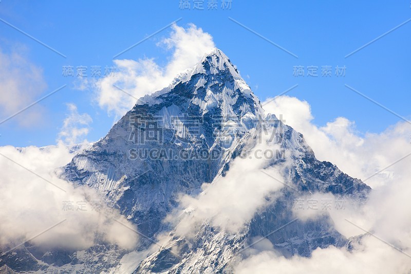 云中的阿玛达布拉姆山，通往珠峰大本营的路