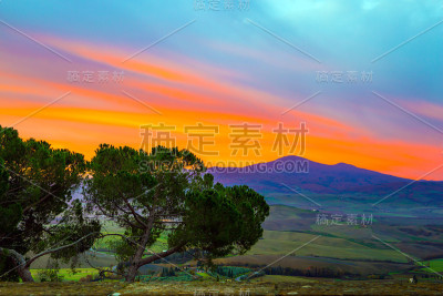 天空的边缘变成了橙色