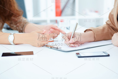 商务女性或员工在工作场所撰写商业想法、计划或任务
一张白纸。