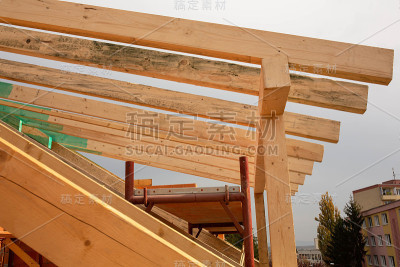 正在施工的屋顶