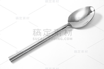不锈钢光泽的金属厨房勺子孤立在白色的背景