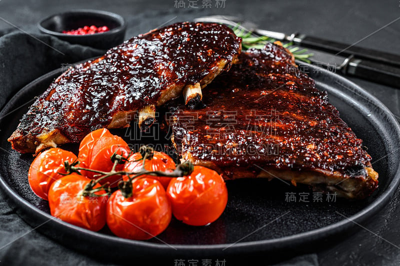 烤叉烧排骨片。烧烤的肉。黑色背景。俯视图