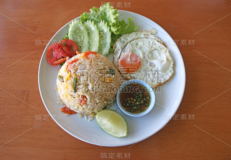 猪肉、蔬菜和鸡蛋炒饭