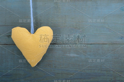 旧墙背景上的黄色织心。