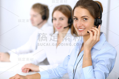 呼叫中心。关注戴耳机的美女