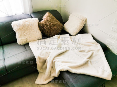 白色枕头上点缀着灰色的沙发背景