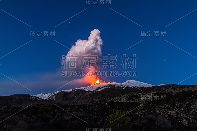 埃特纳火山在不断喷发中产生熔岩喷泉。