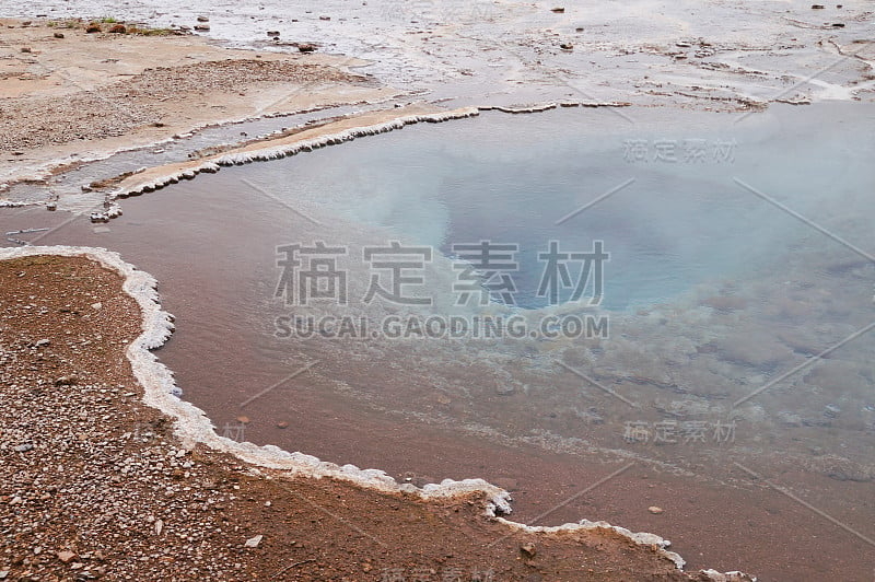 美丽多彩的地热喷泉，冰岛。