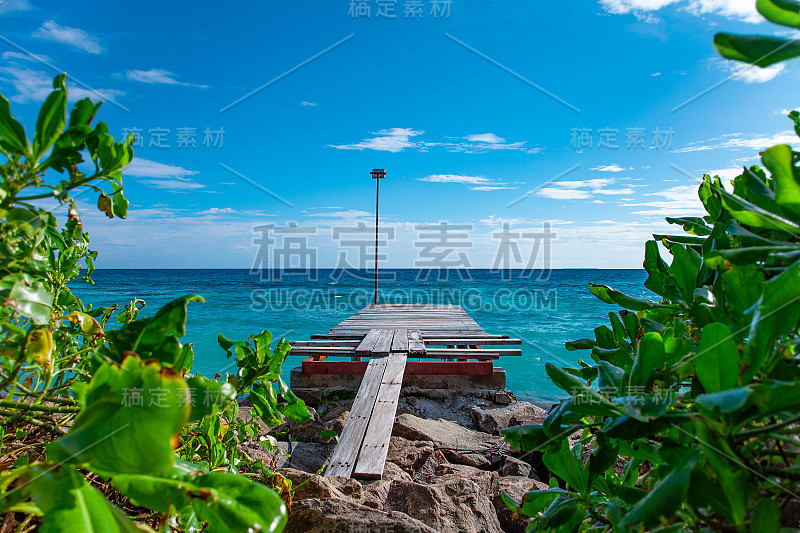 马尔代夫群岛岩石湾与海浪