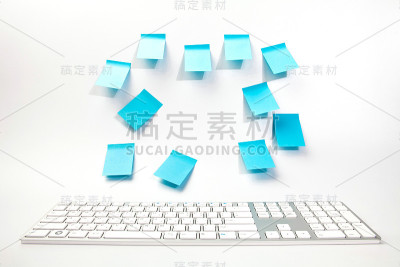 粘在电脑上的通讯纸