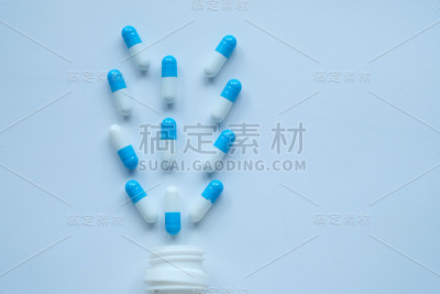 近距离观察木桌上的白色药丸，健康和药物