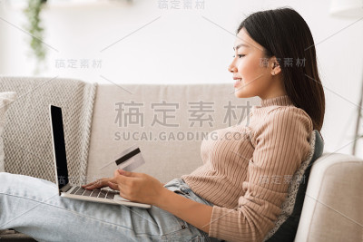 网上银行。女孩在网上购物