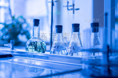 科学化学实验室中一排玻璃烧瓶