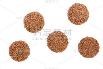 白色背景上的松露巧克力。俯视图