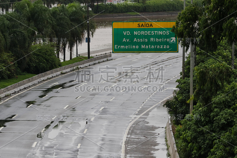 由于暴雨袭击了城市地区São Paulo和首都，在周一凌晨(10)。