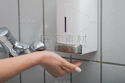 一名妇女洗手以保护自己免受冠状病毒感染