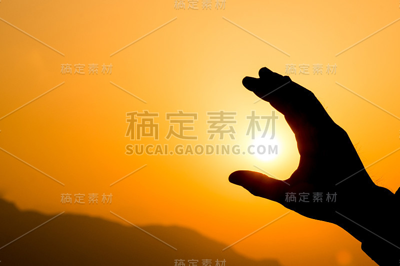 手伸向金色的太阳