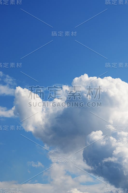 经典的cloudscape。蓝色的天空，点缀着白云