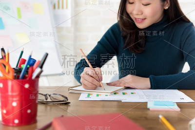 女大学生在做作业