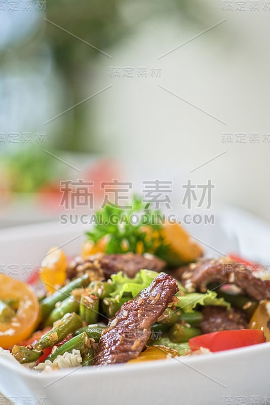 用小牛肉热沙拉