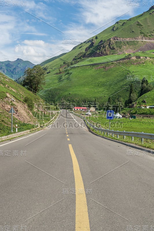 高速公路与山区和草原在中国新疆，在夏季