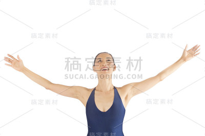 穿着蓝色紧身衣的成年女舞者在演播室跳舞。