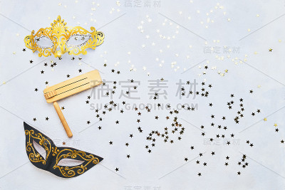 嘉年华面具和木制杂耍在光的背景。平lay的普林节庆祝概念。