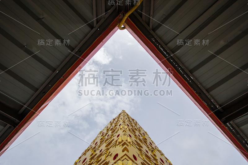 泰国坎恰纳布里的sangkh葫芦里的金色Puttakaya chedi(宝塔)。