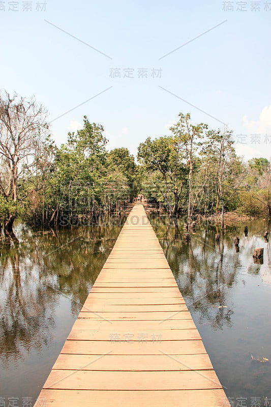 吴哥窟一条小河上的木桥。柬埔寨两座寺庙之间的连接