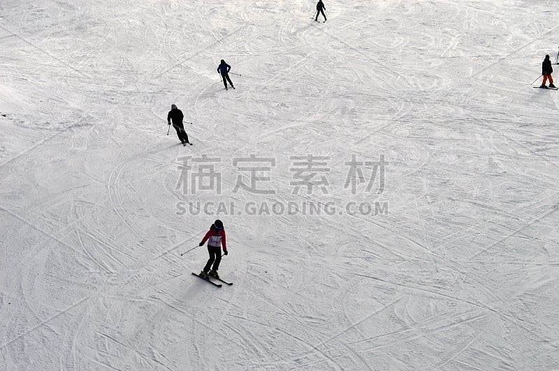 山上小径上的滑雪者