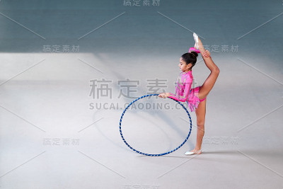 体操运动员穿着漂亮的衣服做圈操