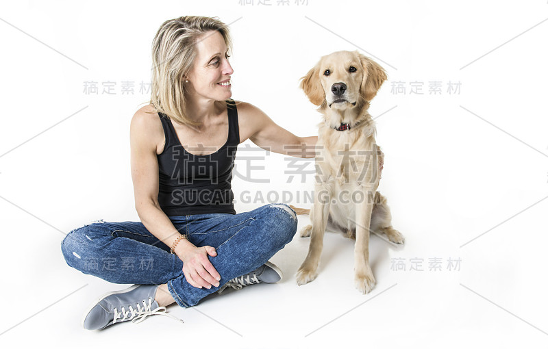 漂亮的女人和她美丽的金毛猎犬在白色的背景