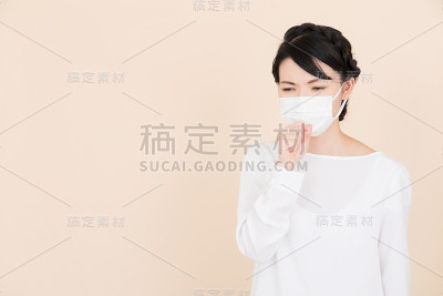 戴着面具的年轻女子