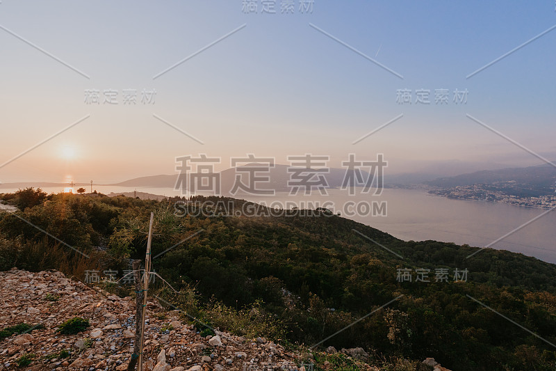 日落美丽的全景海湾附近的蒂瓦特，黑山。