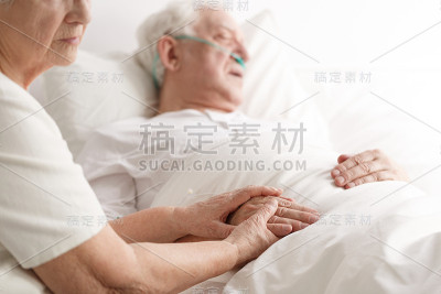 垂死的老人和他的妻子