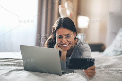 美丽的女孩躺在床上自拍。