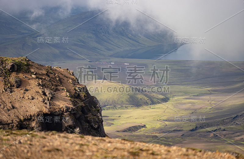 Hvanngil山小屋和营地，绿色的山丘，河流和湖泊。冰岛的劳格维格徒步旅行路线