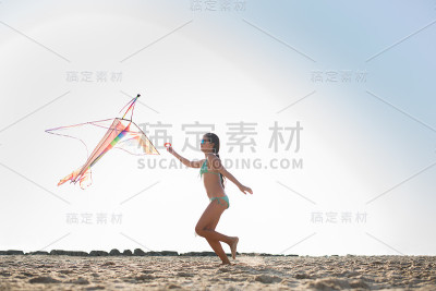 在海滩上玩风筝!