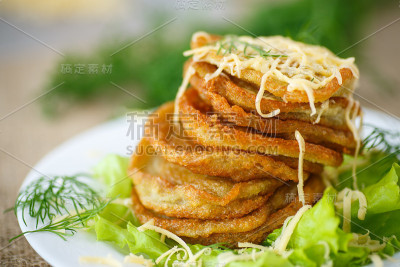 炸土豆煎饼配芝士